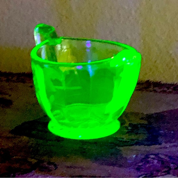 Vintage Vaseline Or Uranium Sugar Bowl Depression Glass - Picture 3 of 10